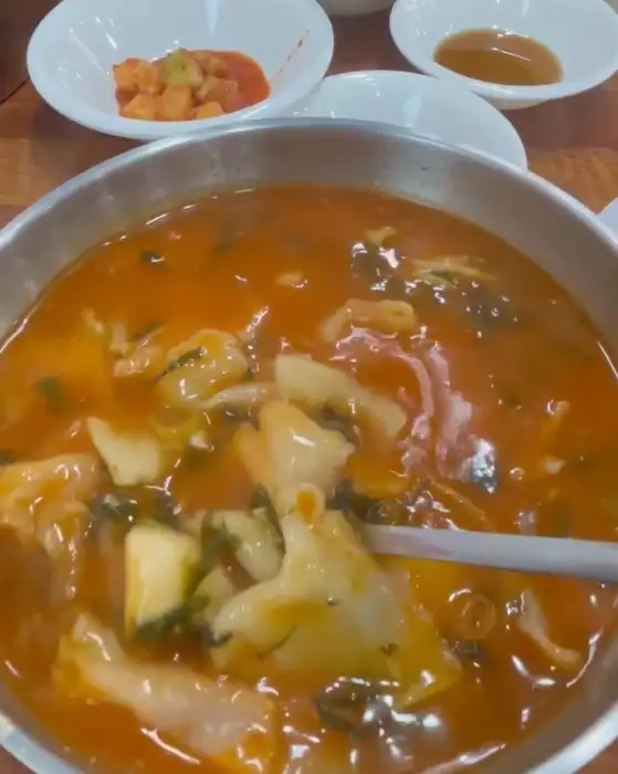 매운수제비와 곁들여 나온 반찬들