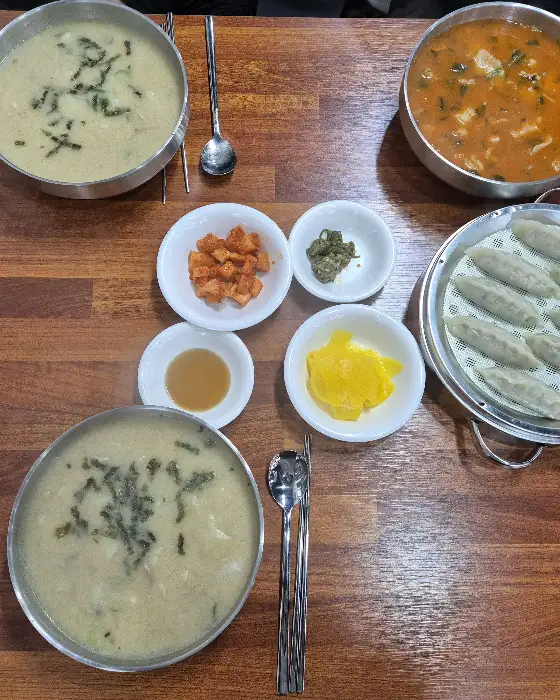 테이블에 차려진 다양한 음식들