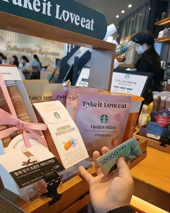 다양한 스타벅스 굿즈와 간식거리들