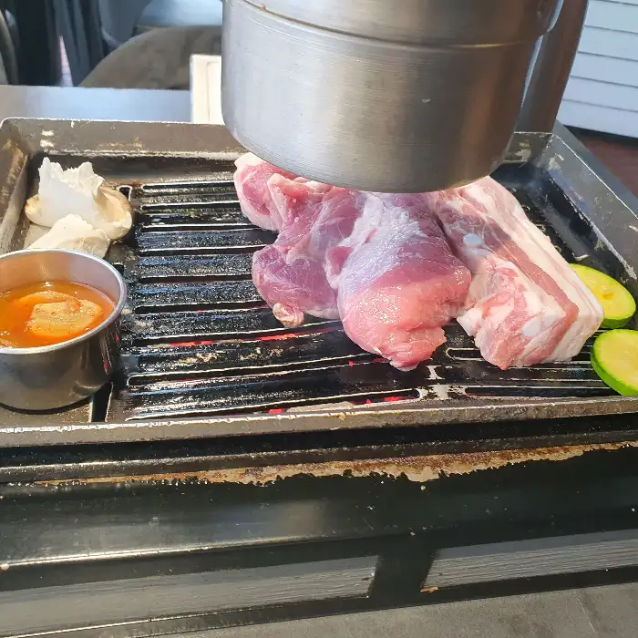 두툼한 흑돼지 목살과 삼겹살