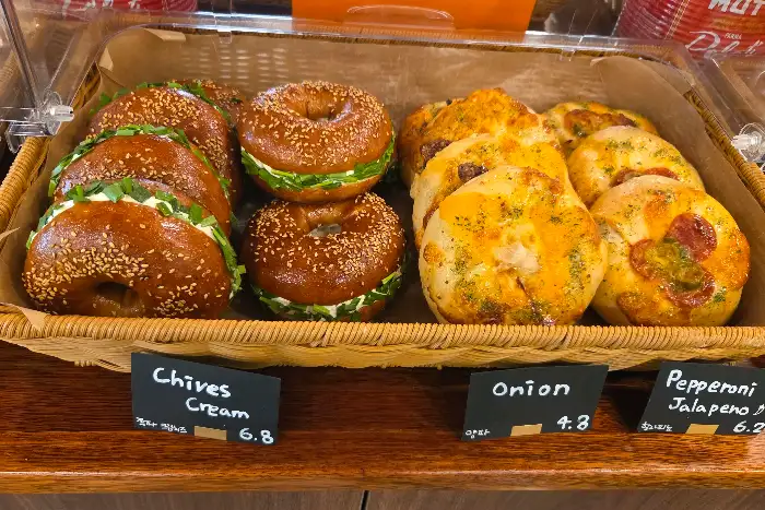 크림치즈 베이글과 페퍼로니 할라피뇨 베이글