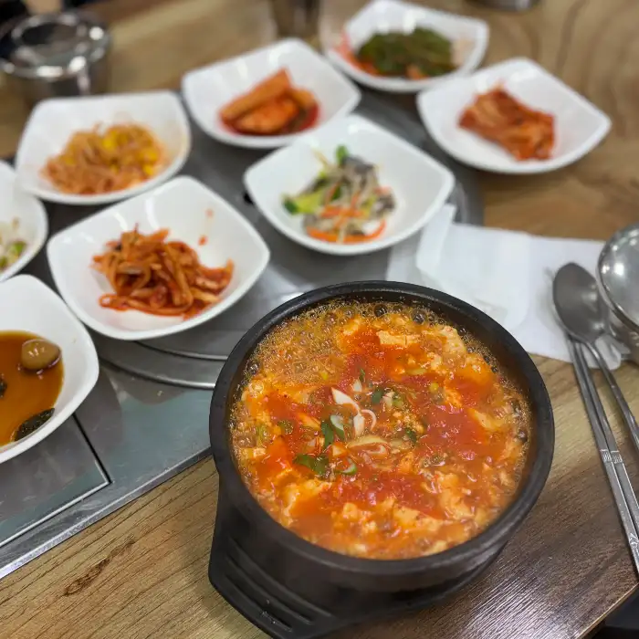 보글보글 끓고 있는 순두부찌개