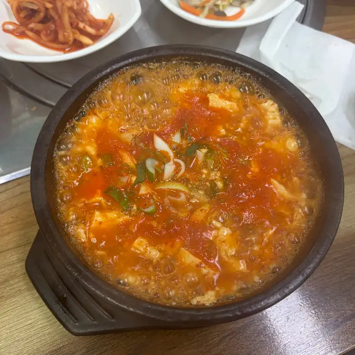 김이 모락모락나는 순두부찌개
