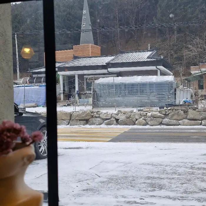 창밖 풍경과 건물의 모습