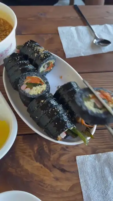김밥 한 조각을 집는 모습