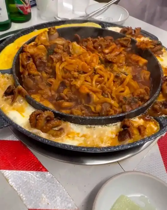 치즈에 둘러싸여 볶아지고 있는 쭈꾸미