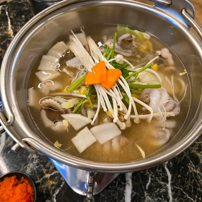 연포탕 안의 조개와 채소