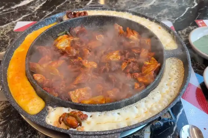 치즈가 둘러진 쭈꾸미 볶음 팬