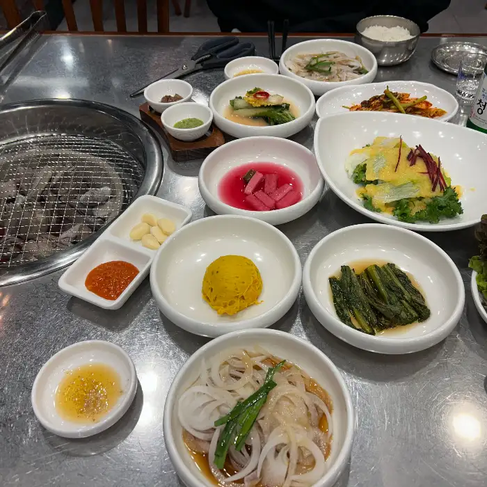 다양한 밑반찬과 함께 준비된 식사 모습