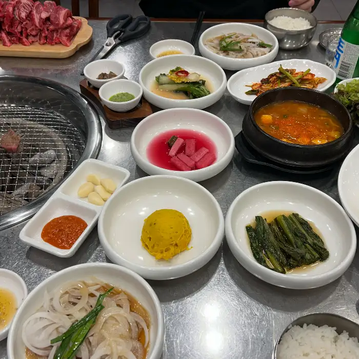 꽃갈비 부위로 보이는 고기 조각들