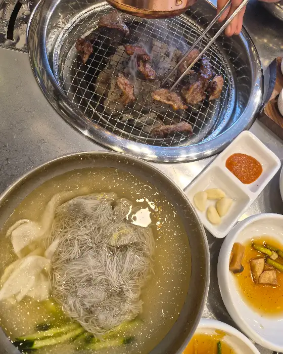 냉면과 숯불 위 고기 모습