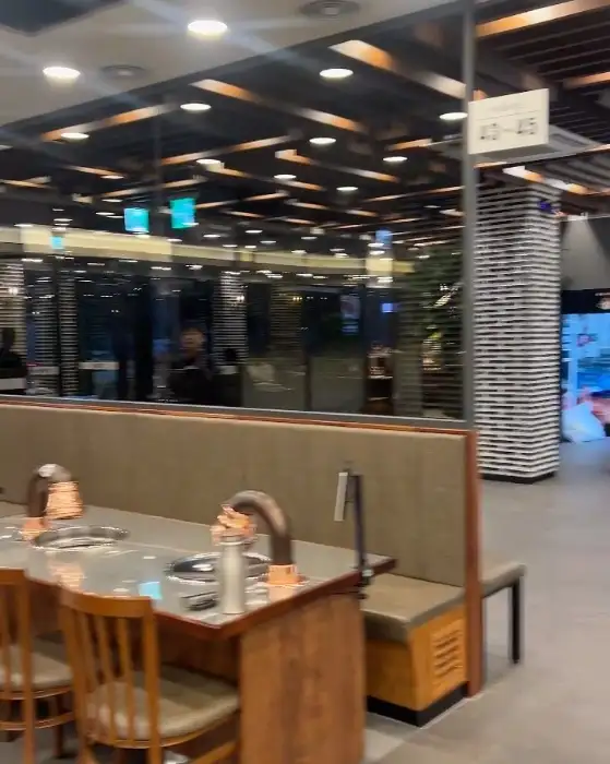 넓고 깔끔한 식당 내부 모습