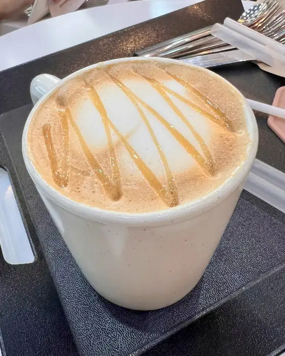 카푸치노 위에 예쁜 아트가 그려진 모습
