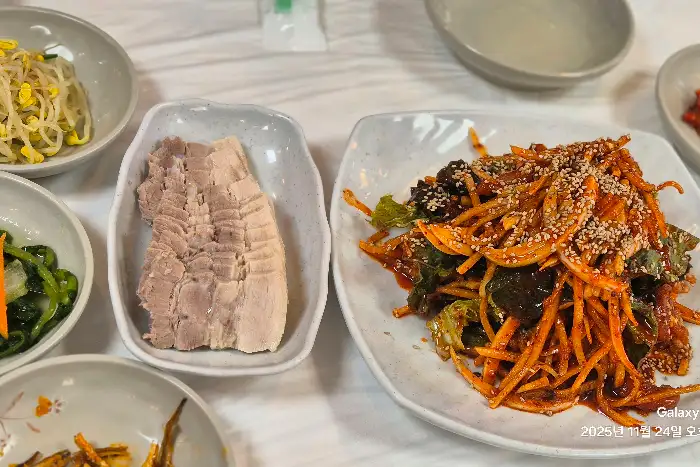 수육과 다양한 나물 반찬