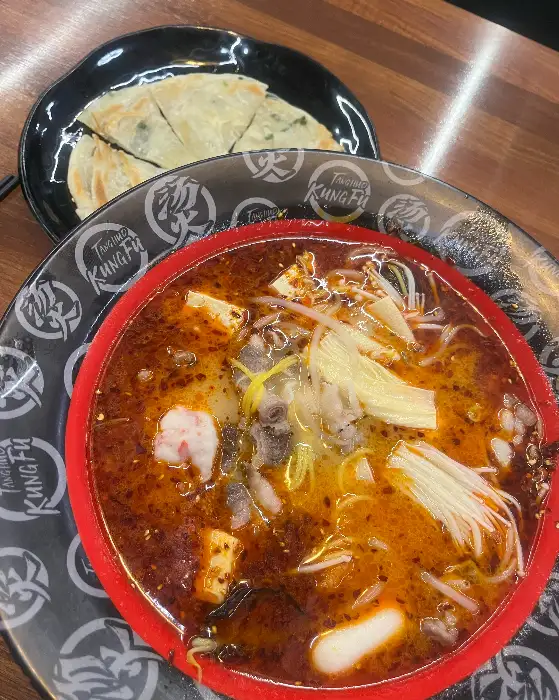 넓고 쾌적한 매장 내부와 마라탕 사진