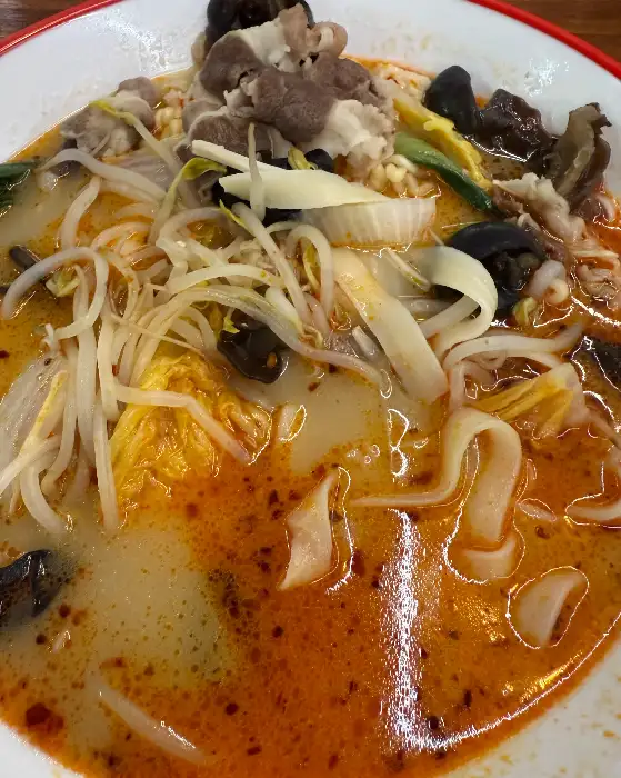 푸짐한 건더기가 담긴 마라탕 클로즈업 사진