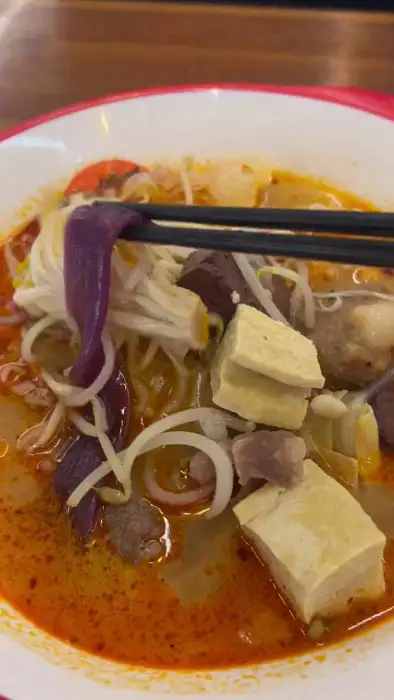 젓가락으로 마라탕 면발을 집어올리는 모습