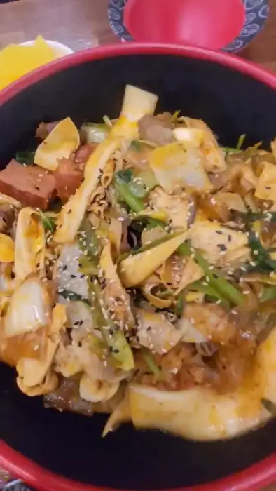 푸짐하게 담긴 마라샹궈 또는 볶음 요리 사진