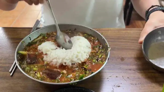 밥을 말아 먹기 직전의 먹음직스러운 된장 물회