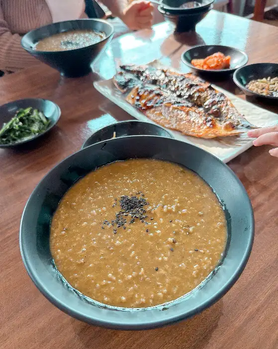 부드럽고 고소한 풍미의 전복죽