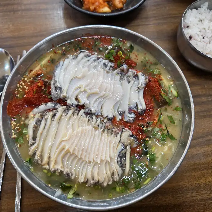 신선한 전복과 채소가 어우러진 전복 회덮밥