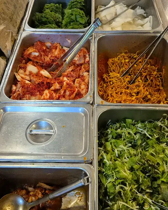 셀프바의 다양한 김치와 콩나물무침, 채소들