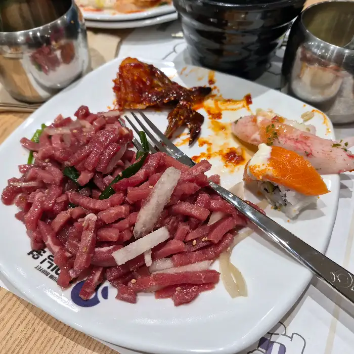 다양한 음식이 담긴 접시