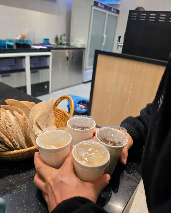 여러 개의 컵에 담긴 디저트