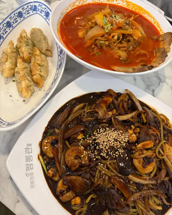 촉촉한 짜장면과 곁들임 메뉴