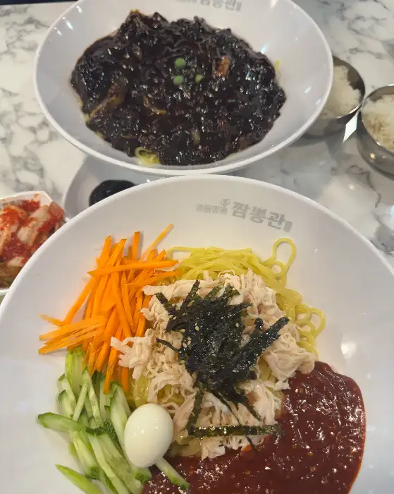 풍성한 양의 짜장면과 해물짜장