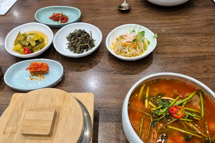 다채로운 밑반찬의 향연