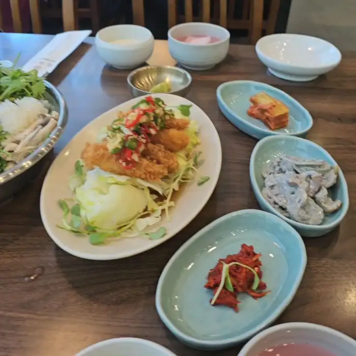 다양한 요리가 차려진 테이블