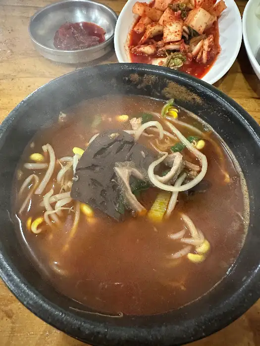 해장국에 들어있는 선지, 콩나물, 양 등의 모습