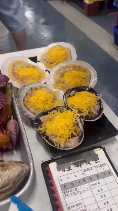 치즈를 듬뿍 올린 조개구이