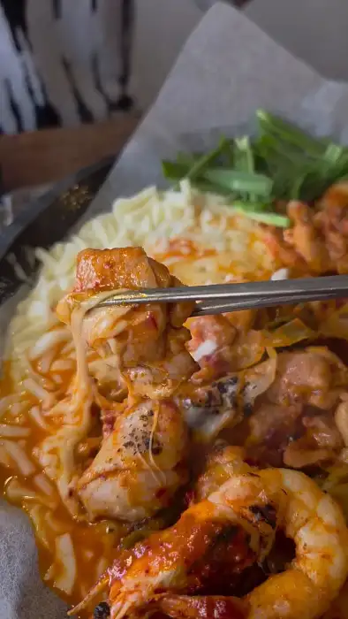 치즈가 쭉 늘어나는 닭갈비