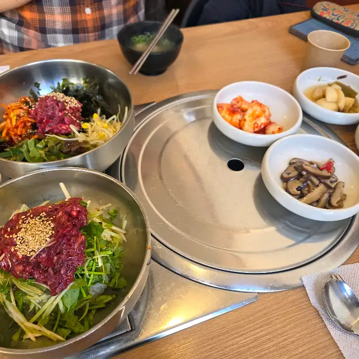 식탁에 놓인 비빔밥과 반찬들