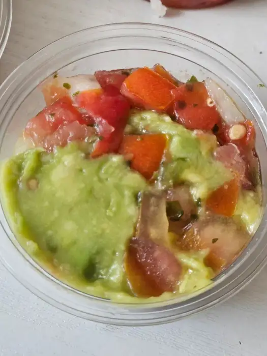 신선한 아보카도와 토마토, 양파 등이 섞인 멕시칸 스타일 샐러드