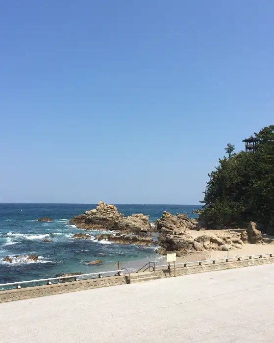 해변가에 자리한 바위들과 에메랄드빛 바다가 보이는 풍경