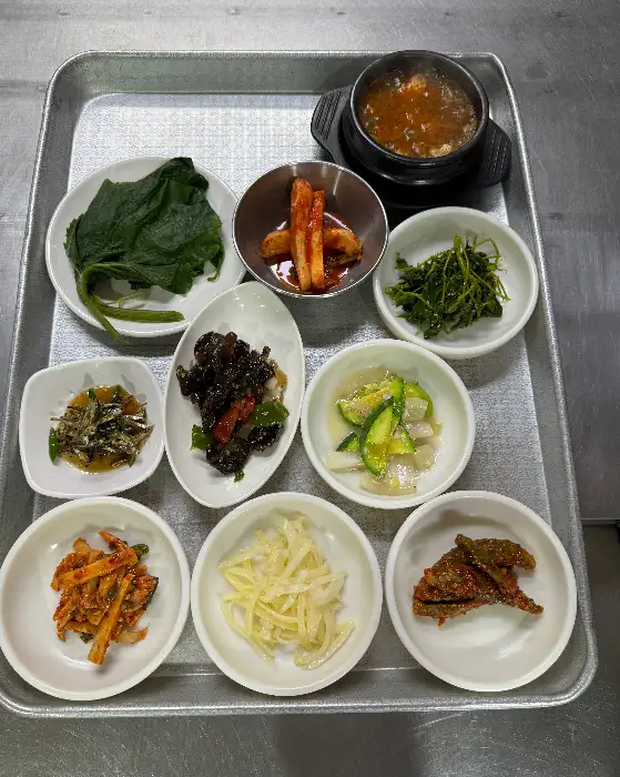 정갈하게 차려진 곤드레나물밥 정식 반찬