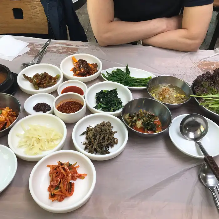 다양한 반찬이 담긴 테이블 전경