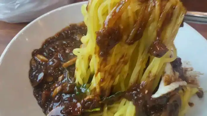 잘 비벼진 짜장면 면발에 진한 소스가 듬뿍 묻어있다.