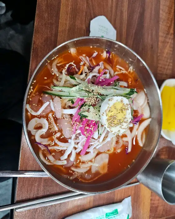 해산물과 채소가 듬뿍 들어간 짬뽕 모습.