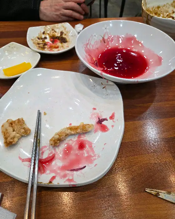 탕수육 조각과 탕수육 소스가 담긴 접시.