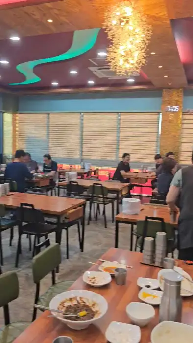 넓고 쾌적한 식당 내부 공간.