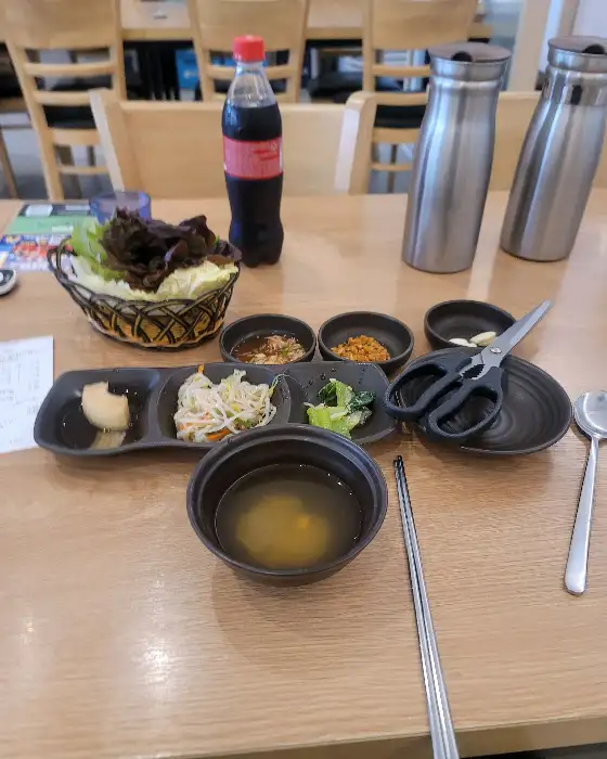 정갈하게 차려진 식탁의 일부