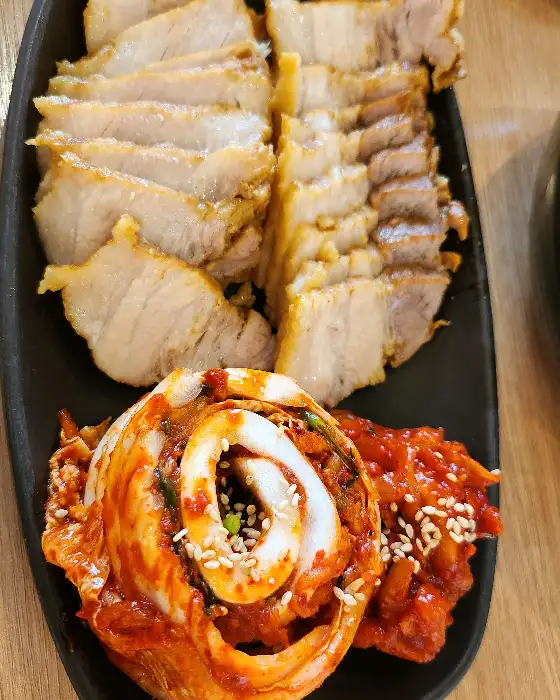 먹음직스러운 보쌈과 김치