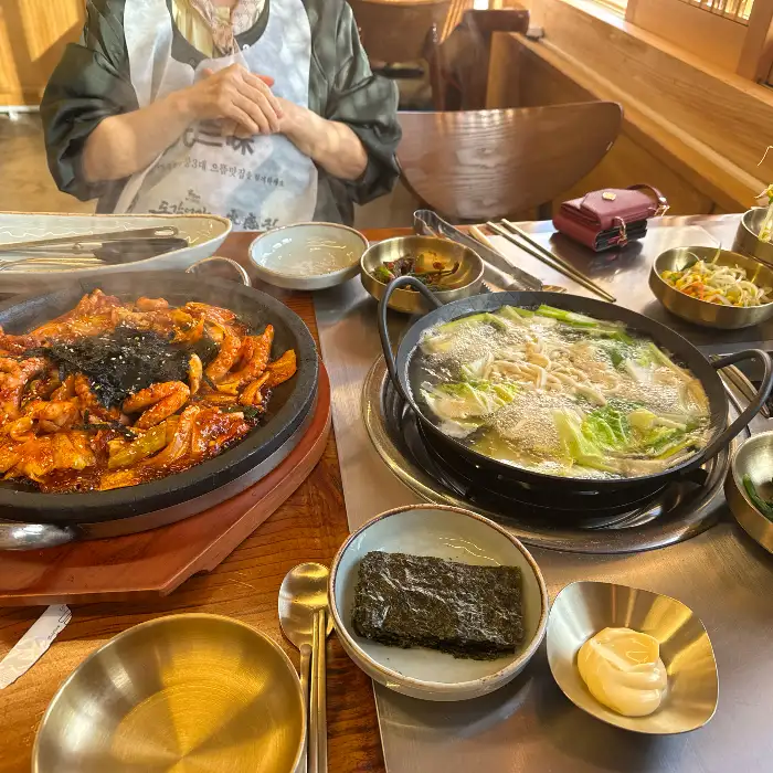 돌판 낙지볶음과 칼국수 한상차림