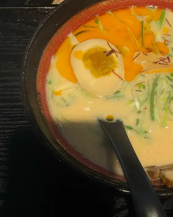 깊고 진한 돈코츠 라멘 국물