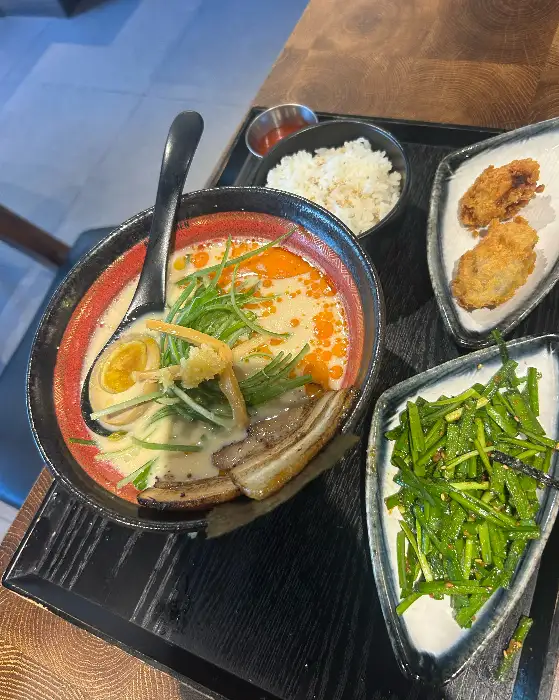 바삭하게 튀겨진 가라아게와 야채 볶음