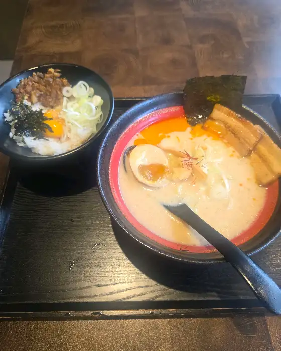 라멘과 덮밥이 함께 놓인 테이블